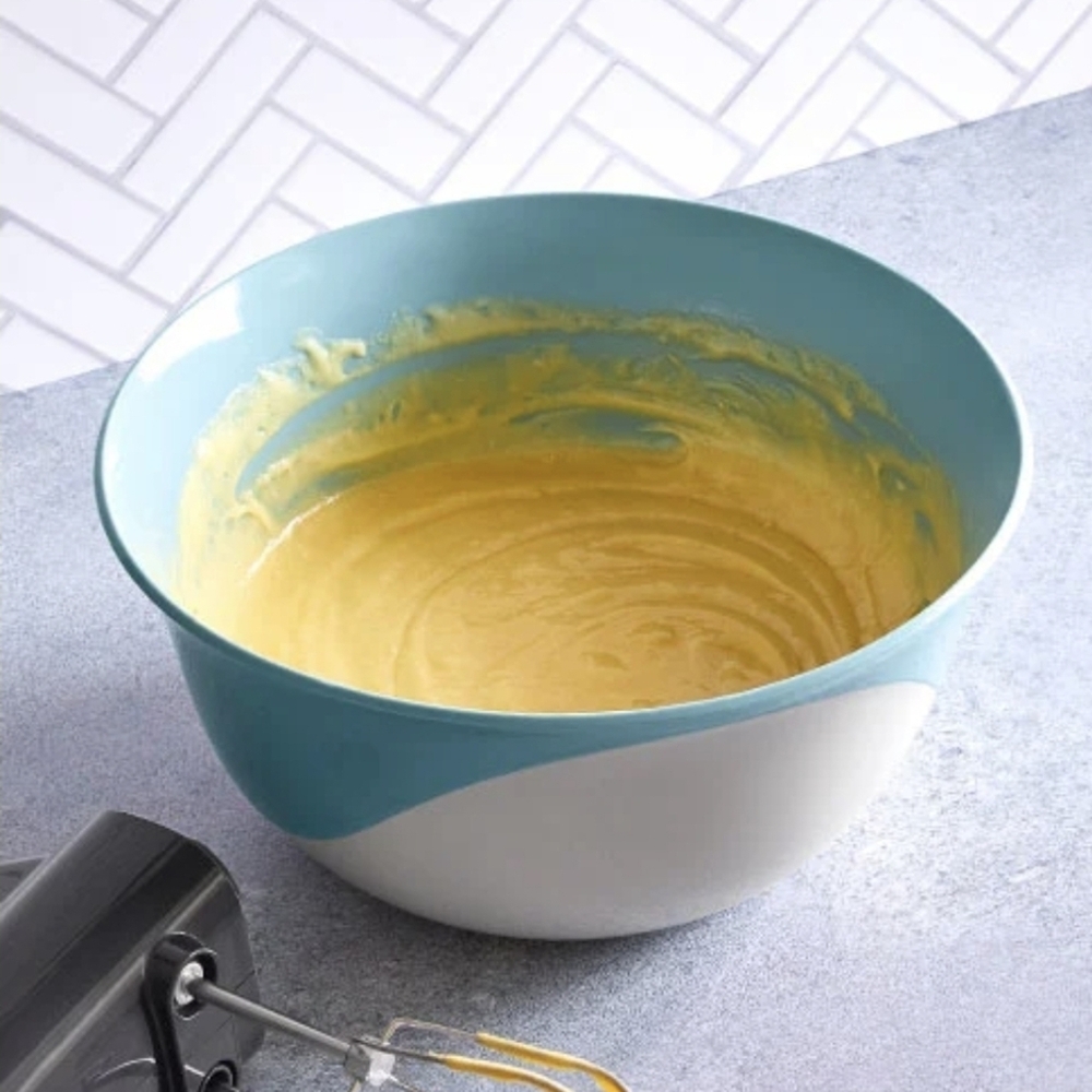 Pampered Chef 4 qt mixing bowl . Large Bowl.